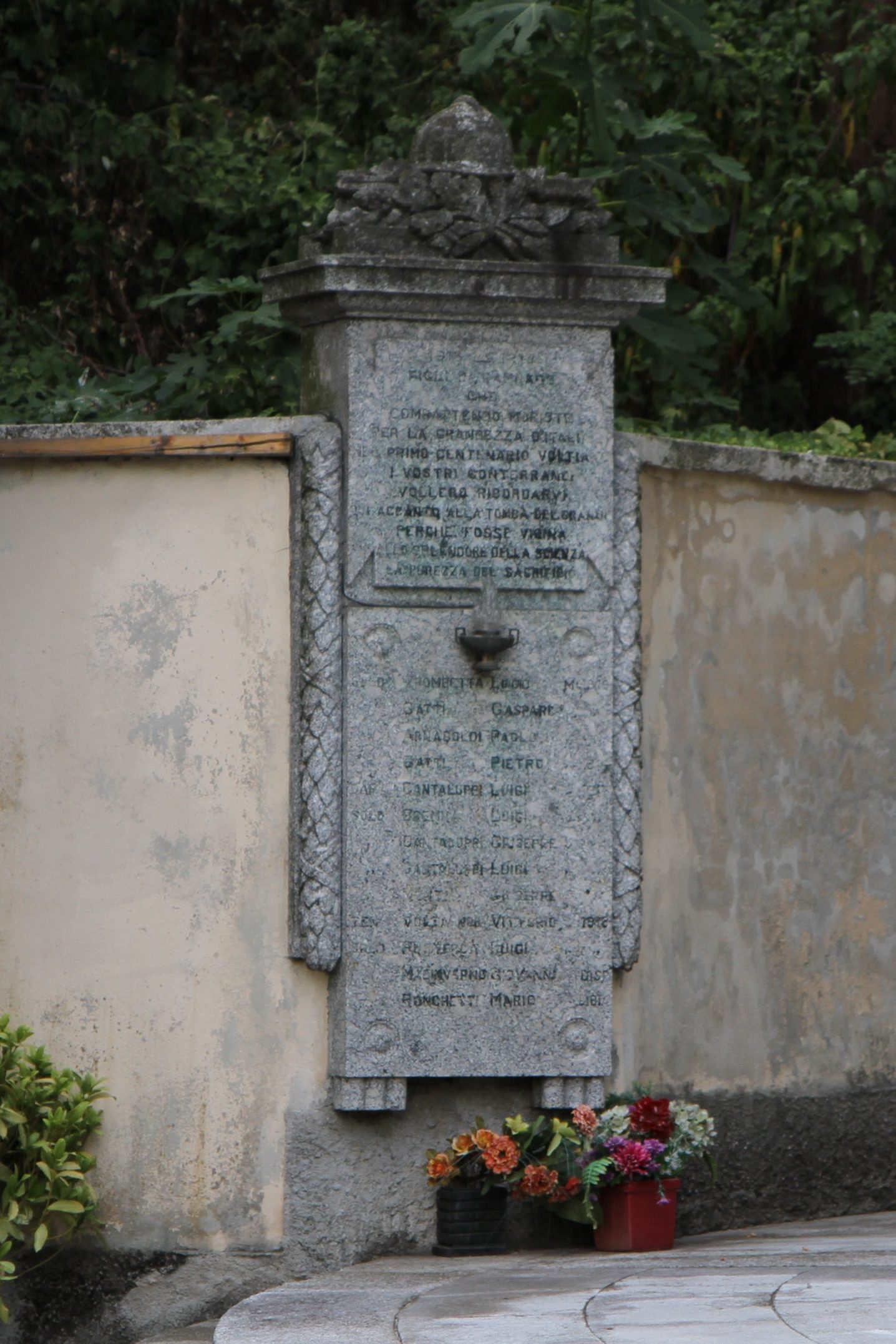 Alessandro Volta's tomb, Camnago - 06.JPG
